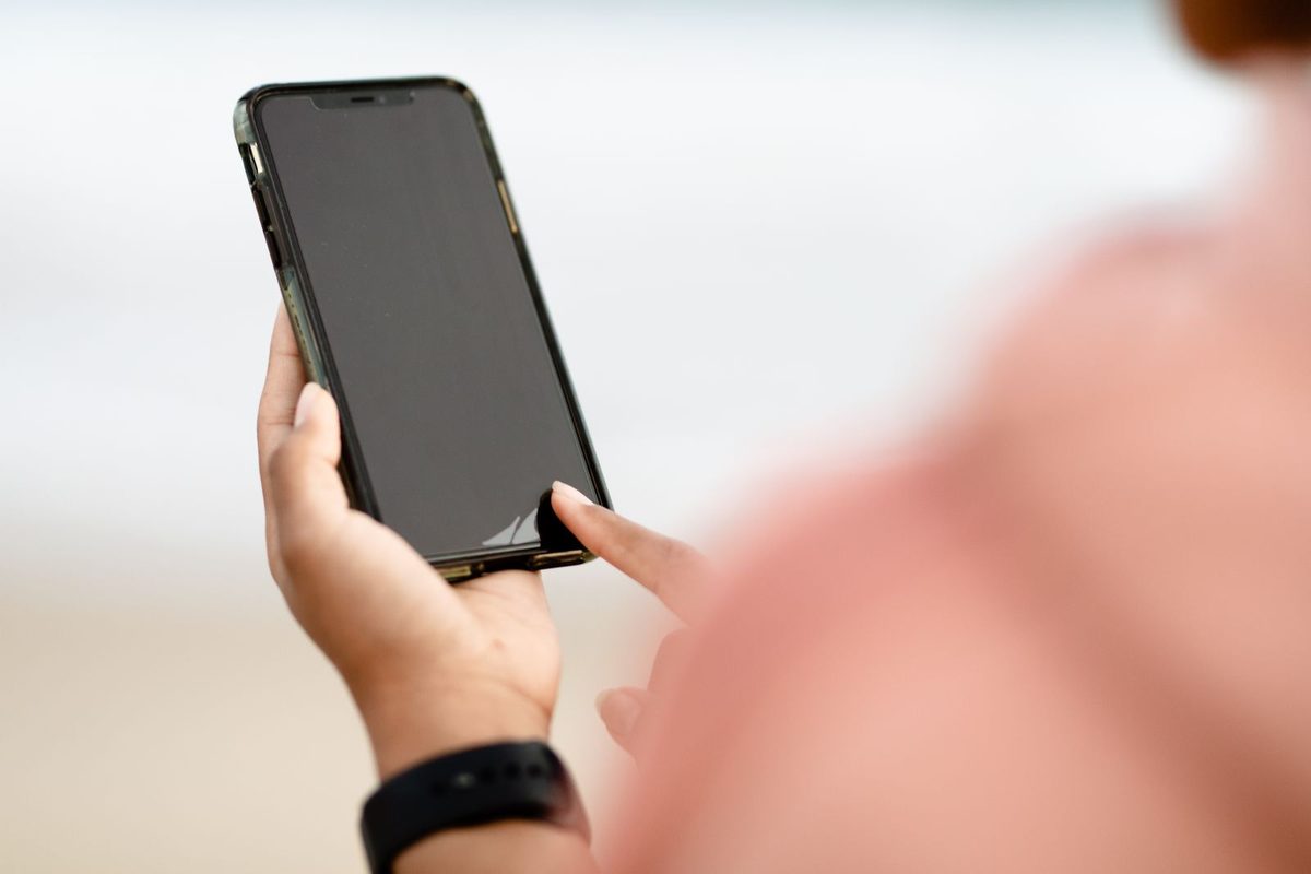 Person holding a smartphone to reserve a restaurant table online